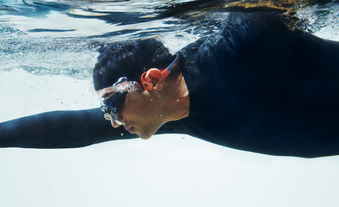 Openswim Pro halten beim Schwimmen in allen Schwimmstilen sicher am Kopf. (Bild: Shokz)